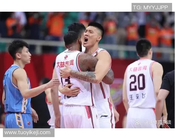 篮球与足球巨星跨界相遇 运动传奇互相碰撞引发全球热议 篮球与足球巨星跨界相遇 运动传奇互相碰撞引发全球热议