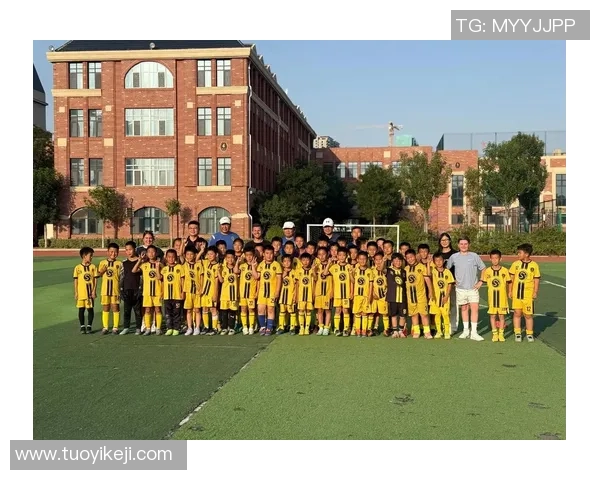 足球明星的成长之路：揭秘他们背后那些教练的影响与指导