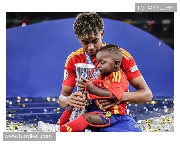 足球球星蹲姿拍照瞬间展现独特魅力与个人风采引发粉丝热议 足球球星蹲姿拍照瞬间展现独特魅力与个人风采引发粉丝热议